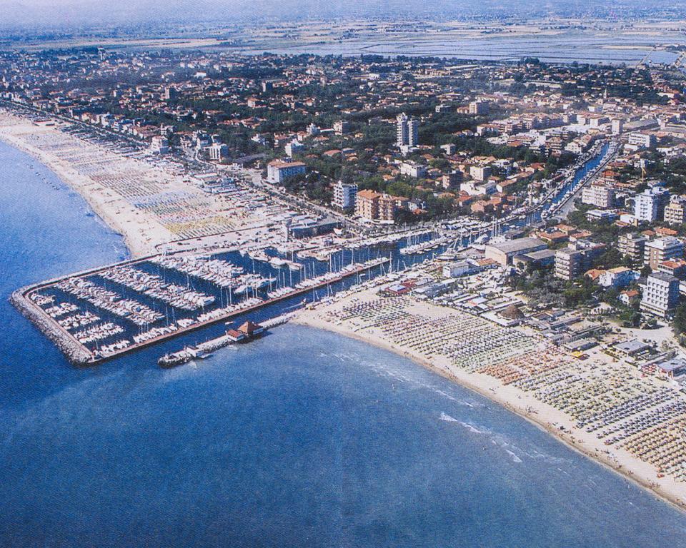 Hotel Caesar Bed And Breakfast Milano Marittima Exterior photo