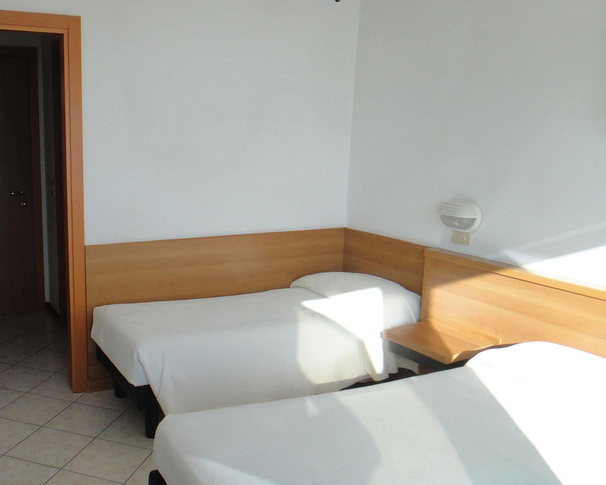 Hotel Caesar Bed And Breakfast Milano Marittima Exterior photo