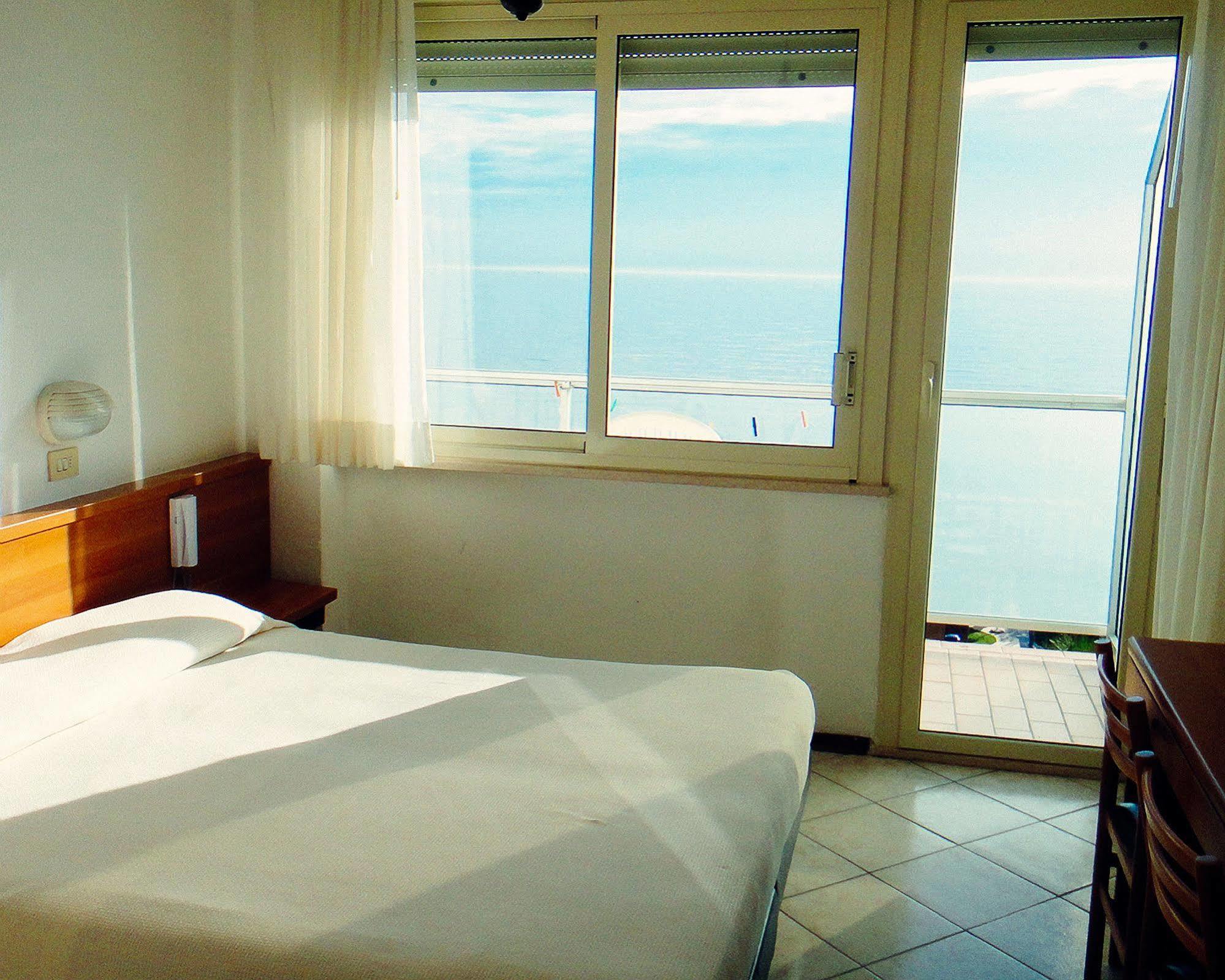 Hotel Caesar Bed And Breakfast Milano Marittima Exterior photo