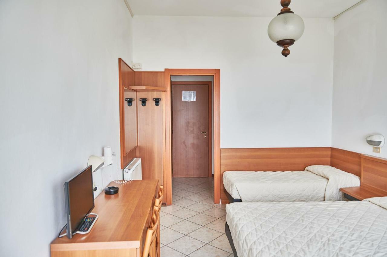 Hotel Caesar Bed And Breakfast Milano Marittima Exterior photo