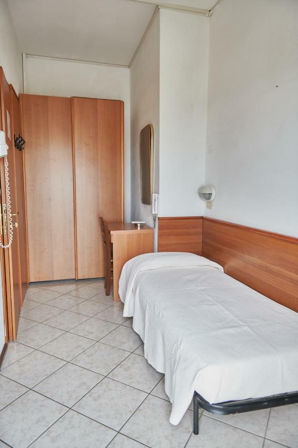 Hotel Caesar Bed And Breakfast Milano Marittima Exterior photo