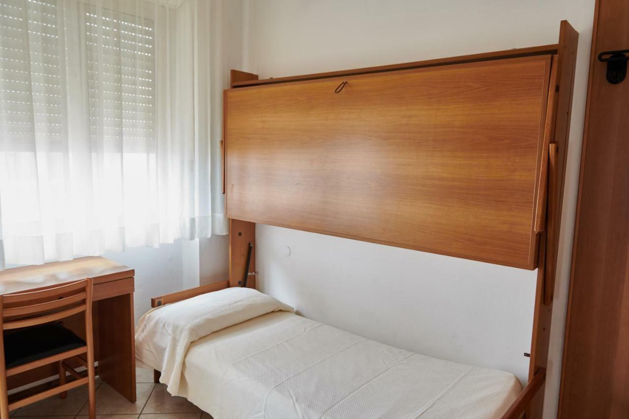 Hotel Caesar Bed And Breakfast Milano Marittima Exterior photo