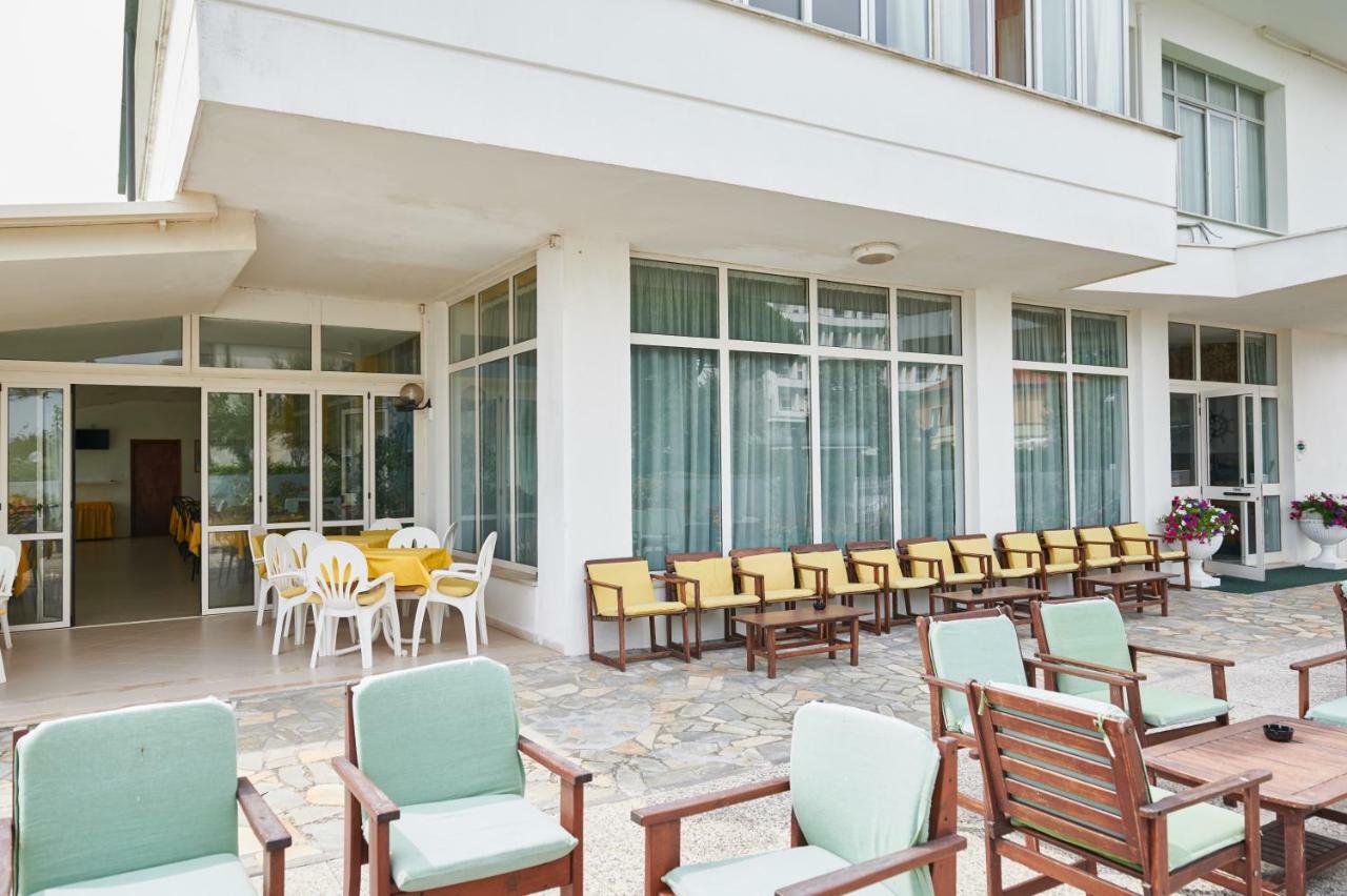 Hotel Caesar Bed And Breakfast Milano Marittima Exterior photo