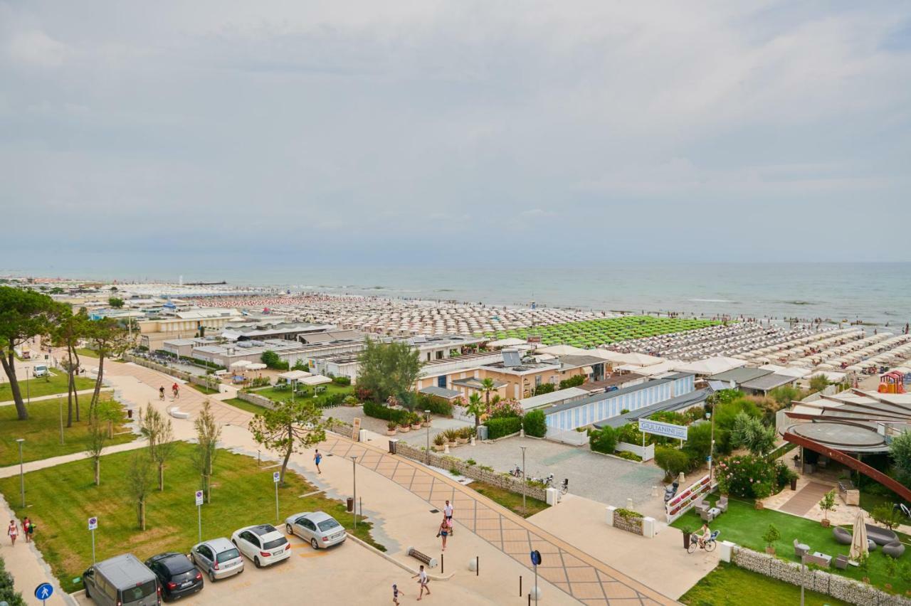 Hotel Caesar Bed And Breakfast Milano Marittima Exterior photo