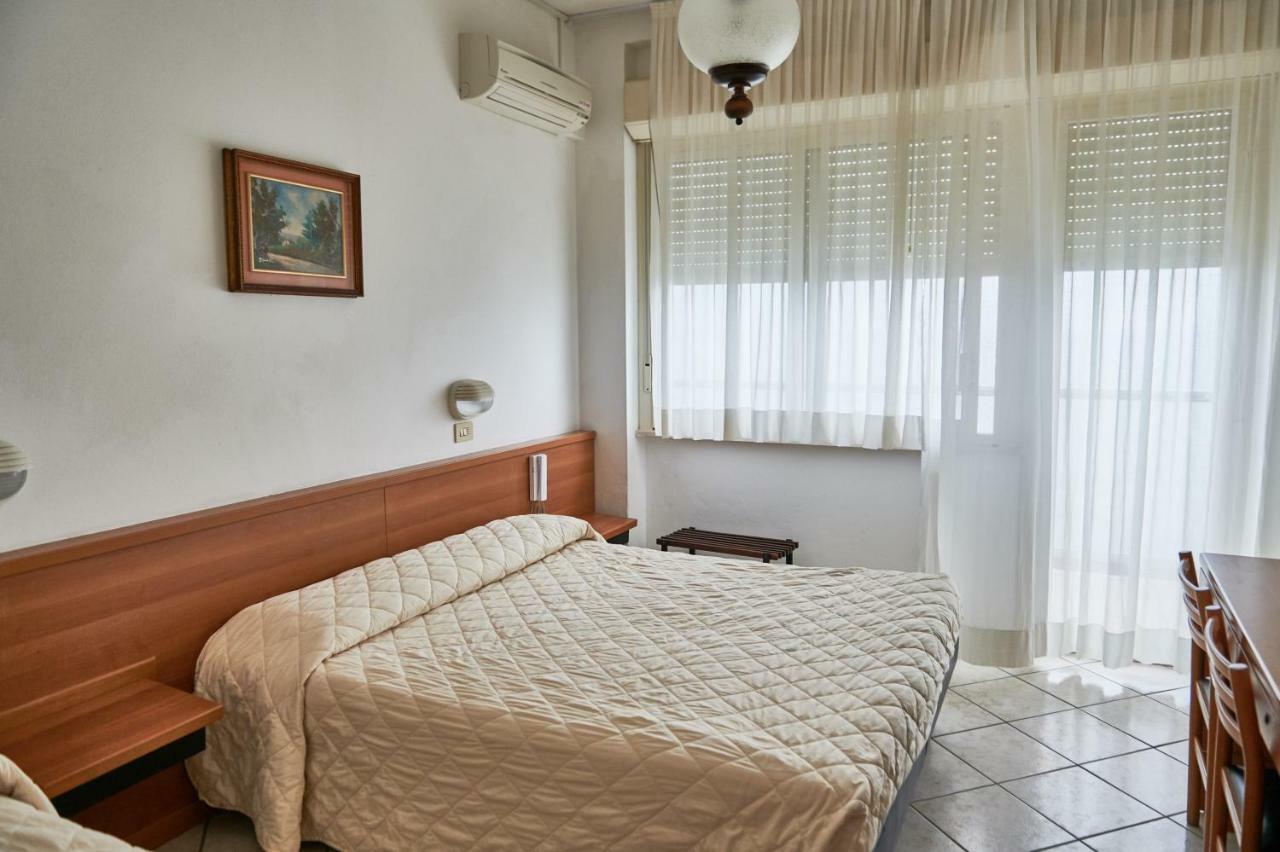 Hotel Caesar Bed And Breakfast Milano Marittima Exterior photo