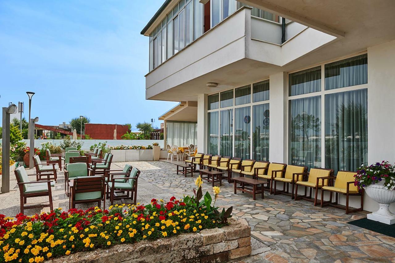 Hotel Caesar Bed And Breakfast Milano Marittima Exterior photo