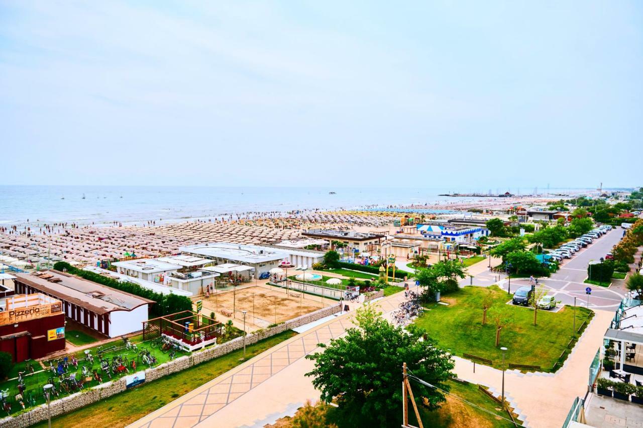 Hotel Caesar Bed And Breakfast Milano Marittima Exterior photo